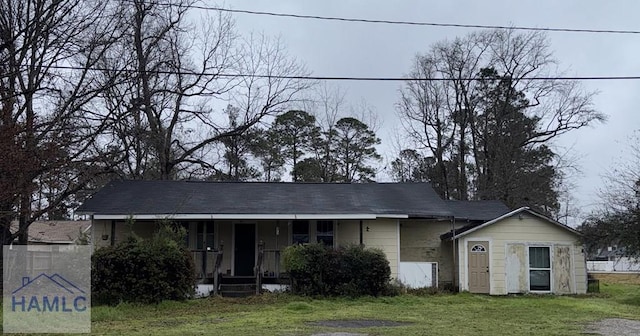 view of front of property featuring a front lawn