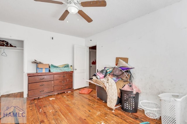 bedroom with light wood-type flooring, a closet, and ceiling fan