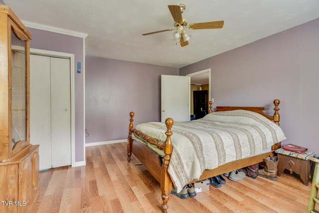 bedroom with light hardwood / wood-style flooring, a closet, and ceiling fan