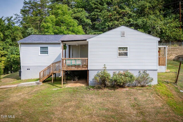 view of front of home featuring central AC unit and a front lawn