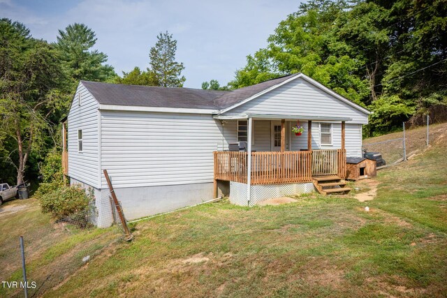 view of front of home featuring a front yard and fence