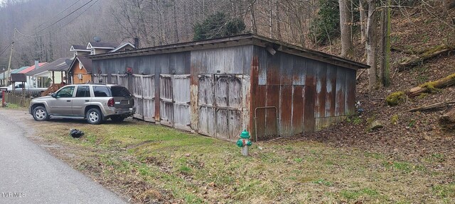 view of side of home featuring an outdoor structure