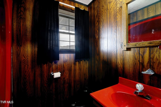 bathroom featuring sink