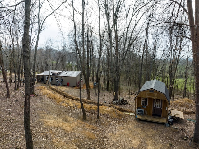 view of yard with an outdoor structure