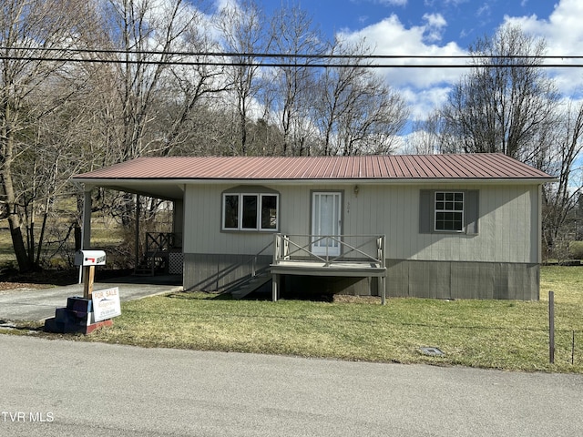 manufactured / mobile home with a front yard