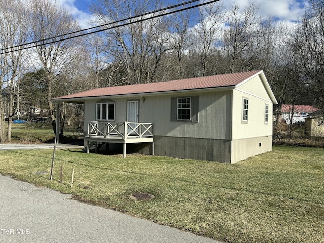 manufactured / mobile home featuring a front yard