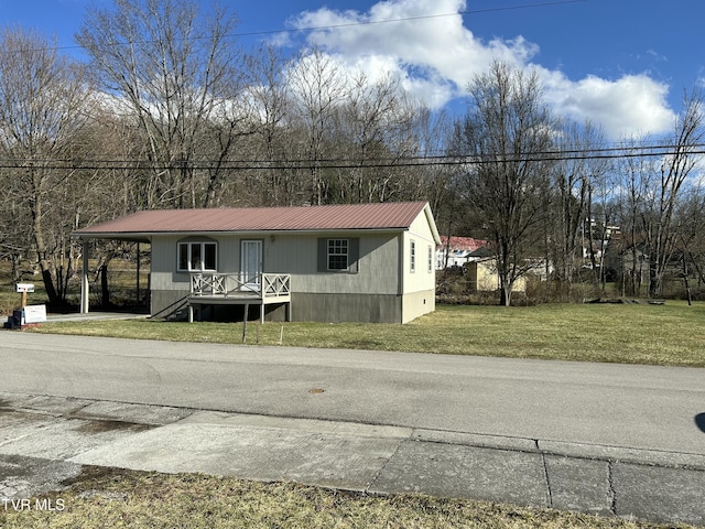 manufactured / mobile home with a front yard