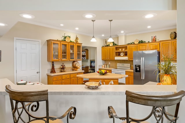 kitchen with a breakfast bar area, backsplash, decorative light fixtures, stainless steel fridge with ice dispenser, and electric range