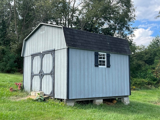 view of shed / structure with a yard