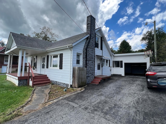 view of front of property featuring a porch