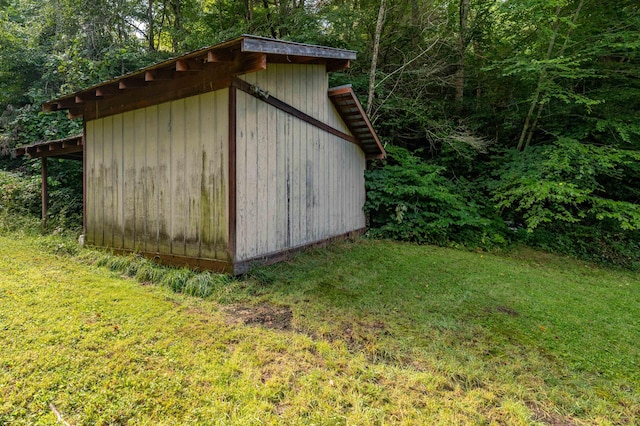 view of shed / structure with a yard