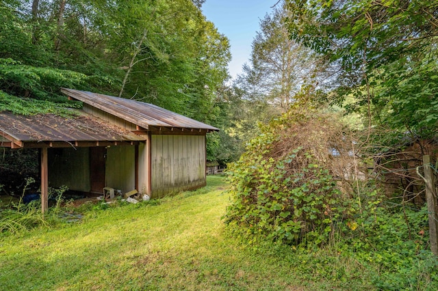 view of yard with an outdoor structure