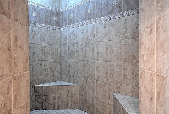 bathroom featuring a tile shower