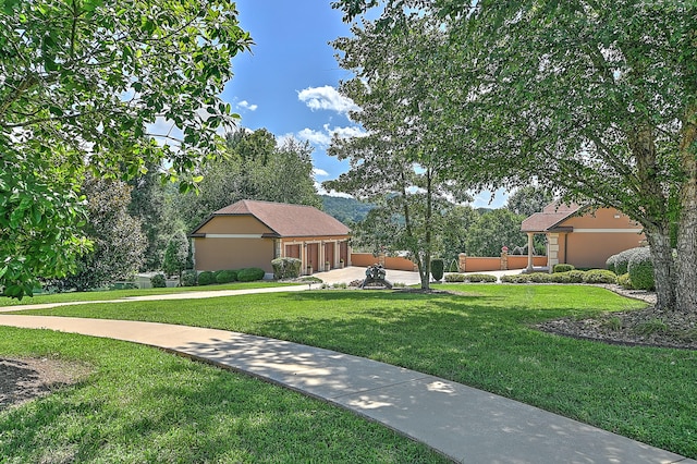 view of front of property featuring a front yard