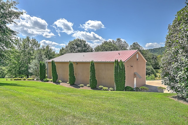 view of side of property featuring a lawn