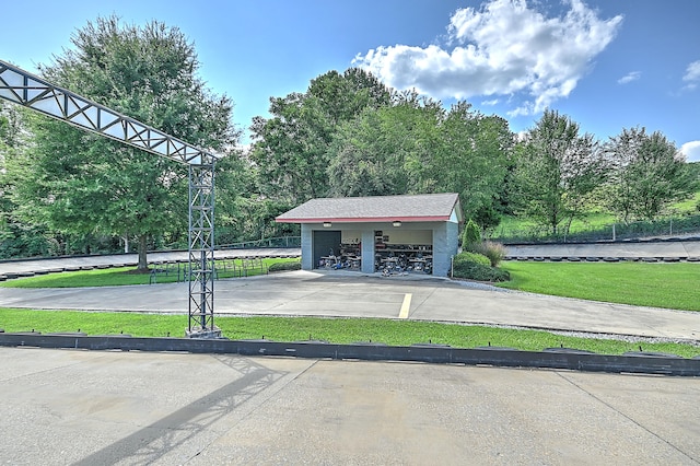 view of front of property featuring a front lawn