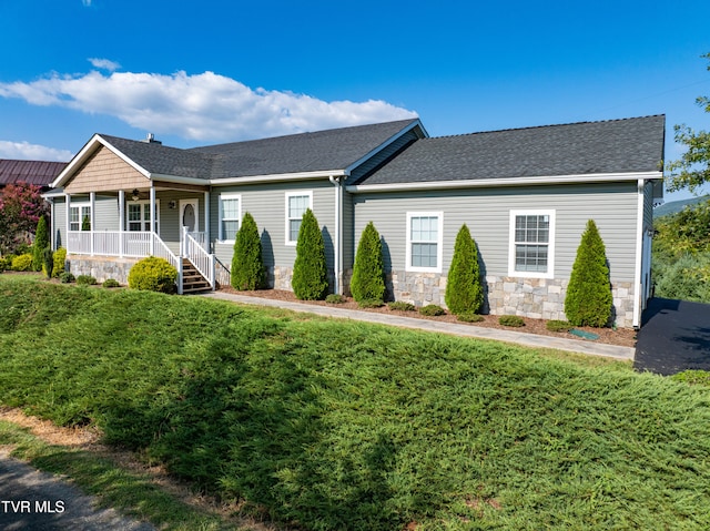 ranch-style home featuring a front lawn and a porch