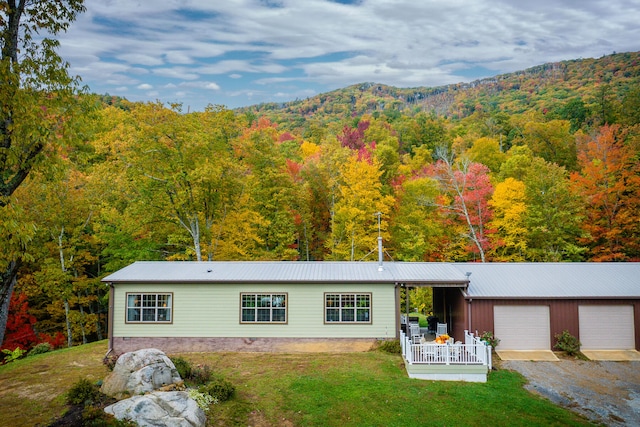 view of front of property with a front lawn and a mountain view