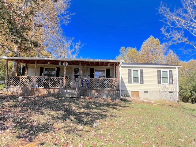 view of front of home featuring a front lawn