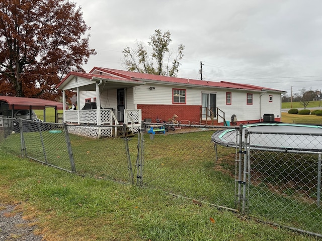 view of front of property featuring a front yard