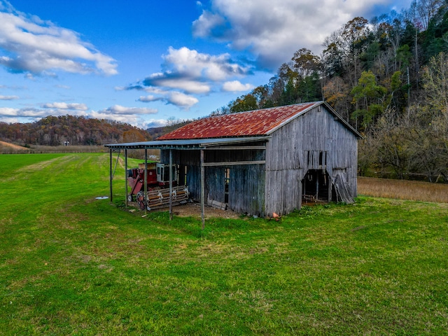 view of shed / structure featuring a yard