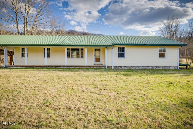 single story home with a front lawn