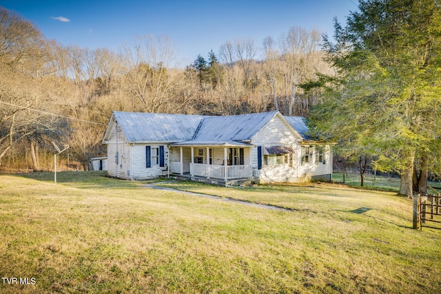 view of front of house with a front yard and covered porch