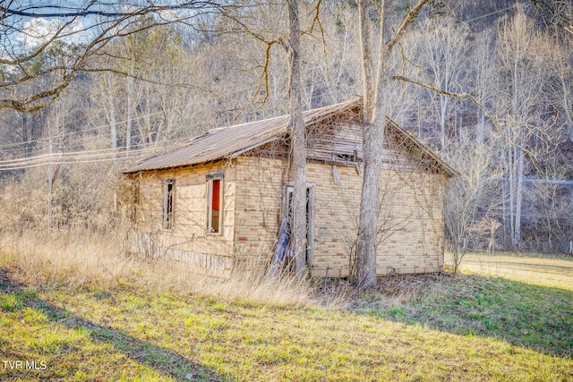 view of shed / structure featuring a yard