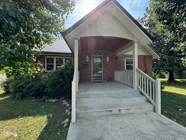 view of front of property featuring a porch and a front yard