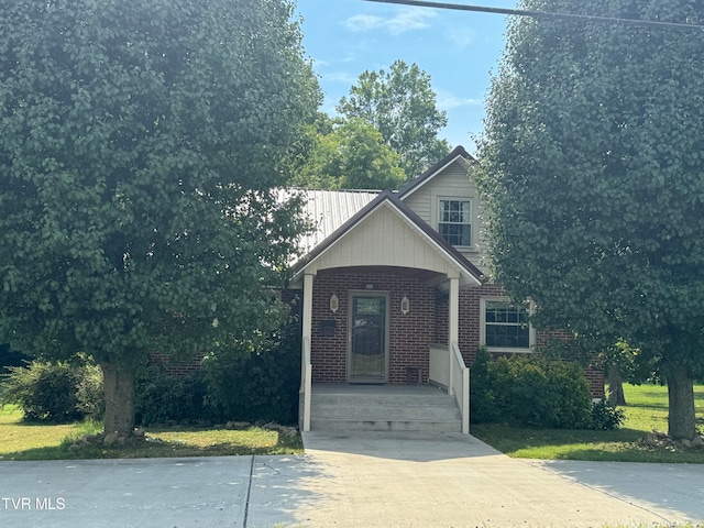 view of front of home featuring a porch