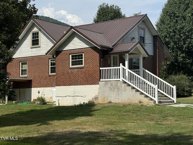 view of front of home featuring a front lawn