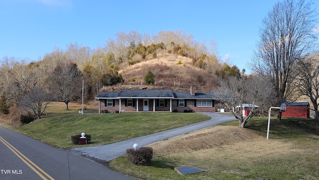 single story home featuring a front lawn