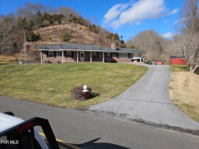 ranch-style house featuring a front yard