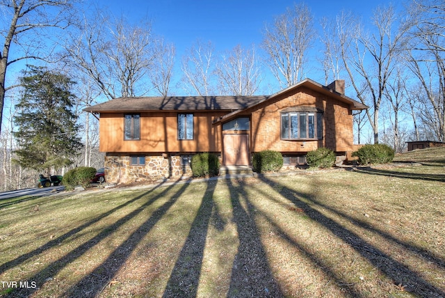 view of front of property featuring a front yard