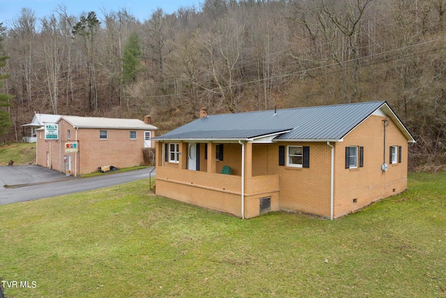 view of front of house featuring a front yard and a garage