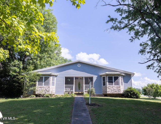 view of front facade featuring covered porch and a front yard