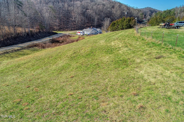 view of yard featuring a rural view