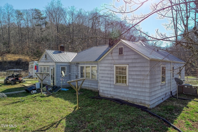 view of front of property featuring a front lawn