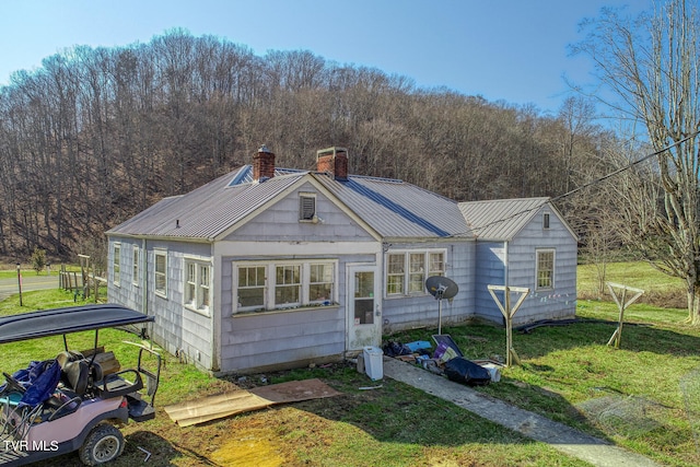 view of front of home featuring a front yard