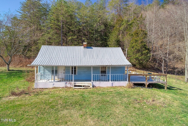 view of front of property with a front lawn and covered porch