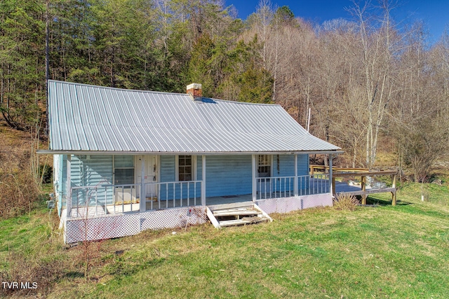 view of front of house with covered porch and a front lawn