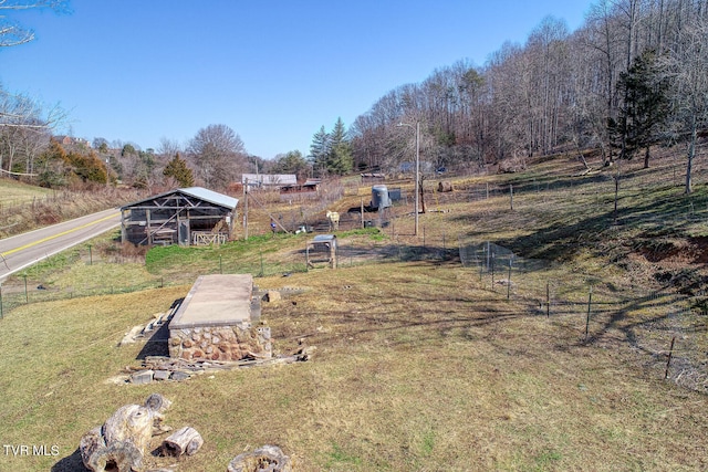 view of yard featuring a rural view