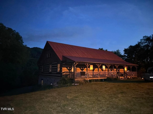 view of front of home featuring a front lawn