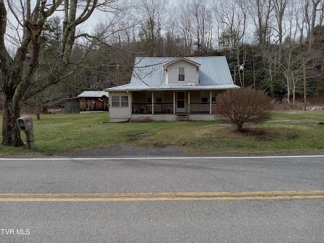 farmhouse inspired home featuring a front lawn and a porch