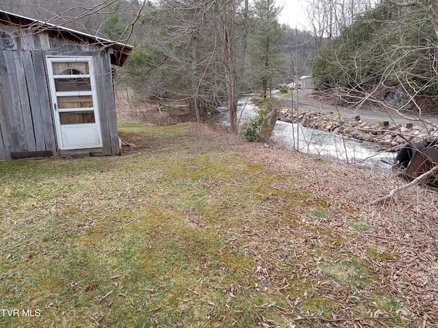 view of yard featuring a storage unit