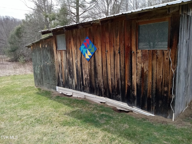 view of shed / structure with a yard