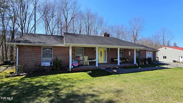 ranch-style home featuring a front lawn and a porch