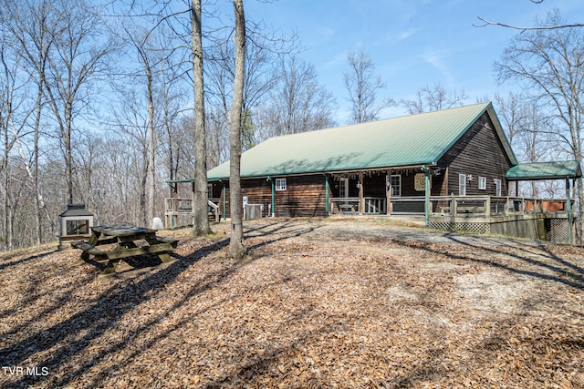 view of front of property with an outbuilding