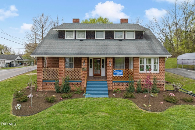 view of front facade featuring a front lawn and a porch