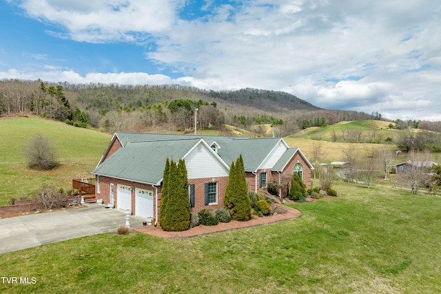 view of front of home featuring a front yard